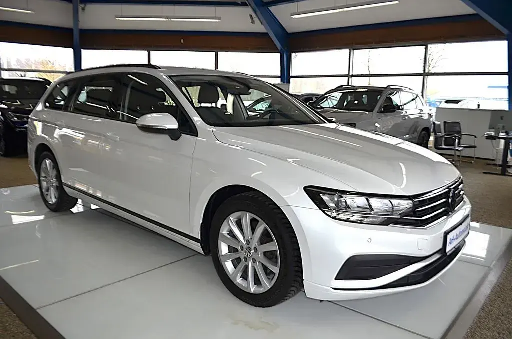 Gebraucht VW Passat Basis 150 PS (110 kW) 2023 Weiß Kombi