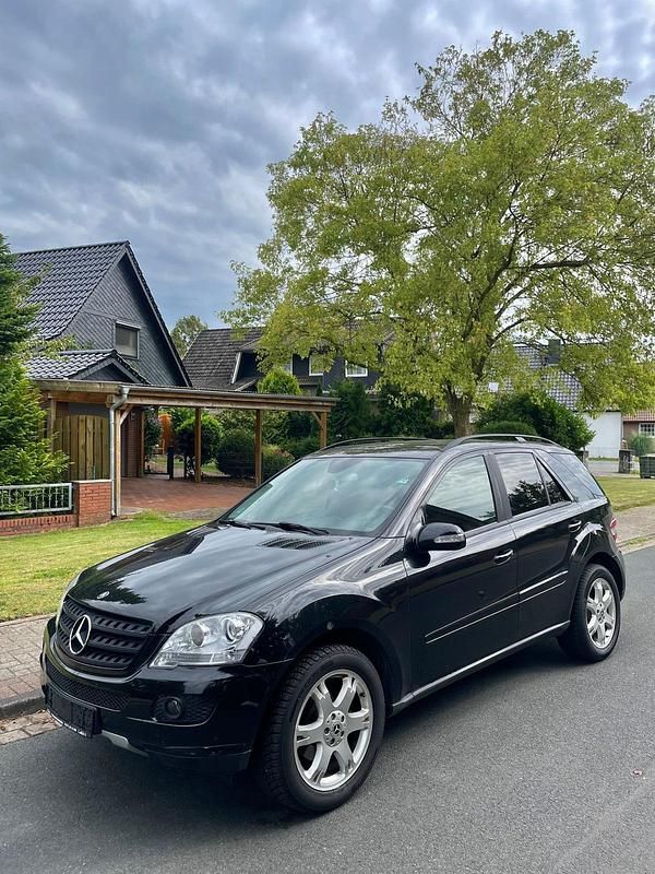 Schwarz Gebraucht 2006 Mercedes ML320 SUV | 3.999 € - Bild 1/4
