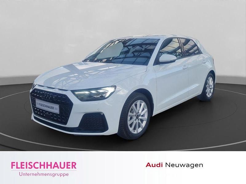 Gletscherweiß metallic Neu 2025 Audi A1 Sportback Advanced Plus Kleinwagen | 28.990 € (Fairer Preis) - Bild 1/4