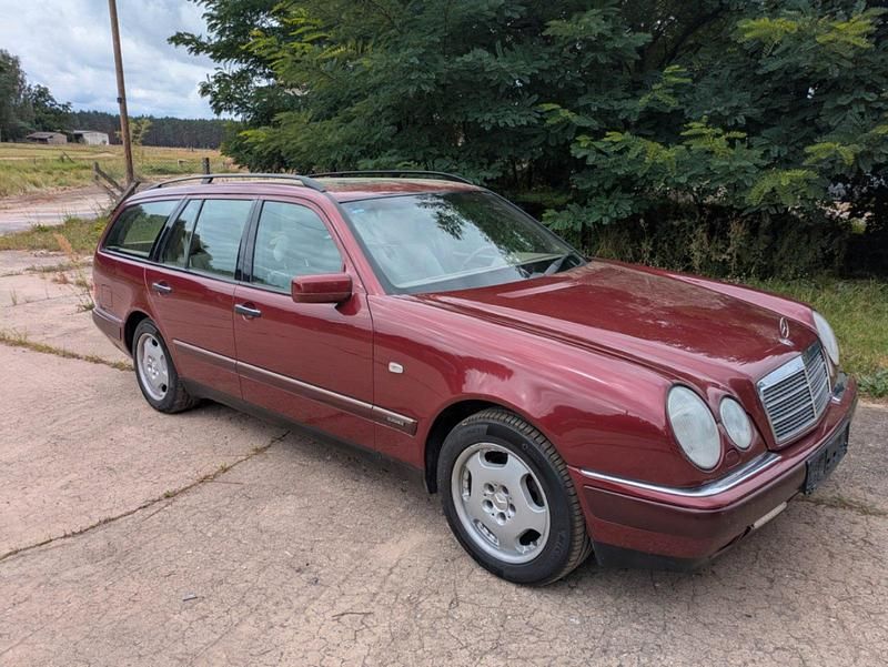 Rot Gebraucht 1999 Mercedes E320 Kombi | 6.200 € (Fairer Preis) - Bild 1/4