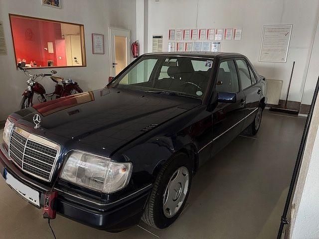 Blau Gebraucht 1995 Mercedes E200 Limousine | 8.600 € - Bild 1/4