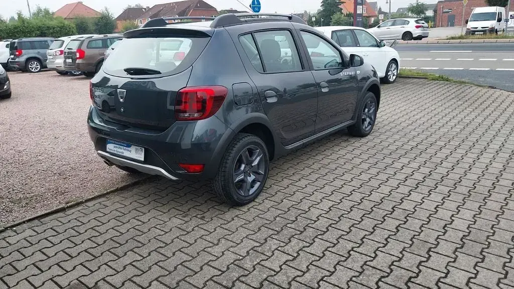 Gebraucht Dacia Sandero Celebration 90 PS (66 kW) 2017 Grau SUV