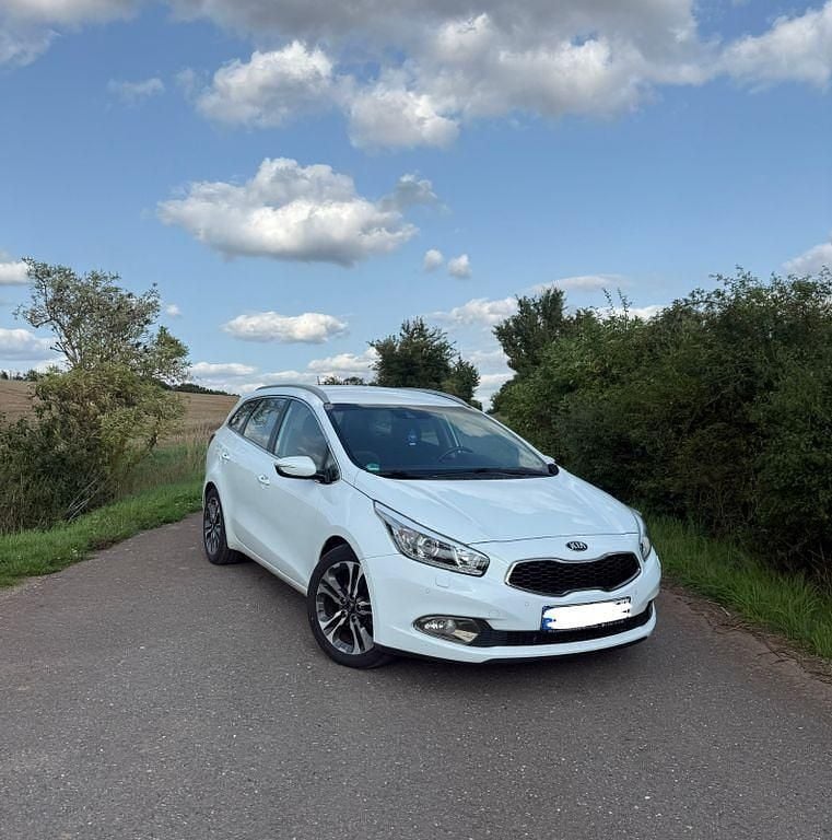 Weiß Gebraucht 2013 Kia Ceed Sportswagon Spirit Kombi | 7.999 € (Fairer Preis) - Bild 1/4