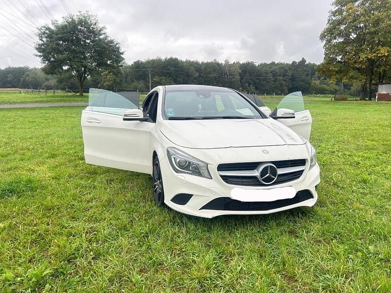 Weiß Gebraucht 2016 Mercedes CLA220 Shooting Brake Kombi | 15.900 € (Fairer Preis) - Bild 1/4