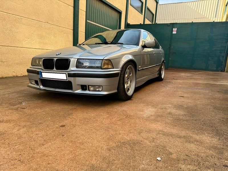 Grau Gebraucht 1998 BMW 325 Sport Line Limousine | 16.000 € - Bild 1/4
