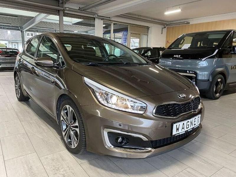 Gebraucht Kia Ceed Spirit 135 PS (99 kW) 2016 Braun Kleinwagen