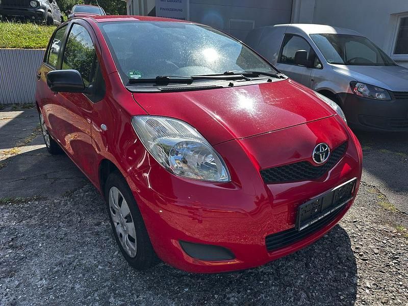 Rot Gebraucht 2010 Toyota Yaris Cool Limousine | 4.980 € (Etwas zu teuer) - Bild 1/4