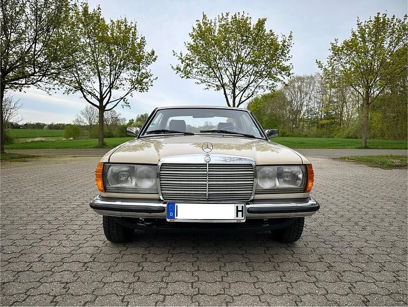 Używany Mercedes E230 136 KM (100 kW) 1983 Beżowy Coupe