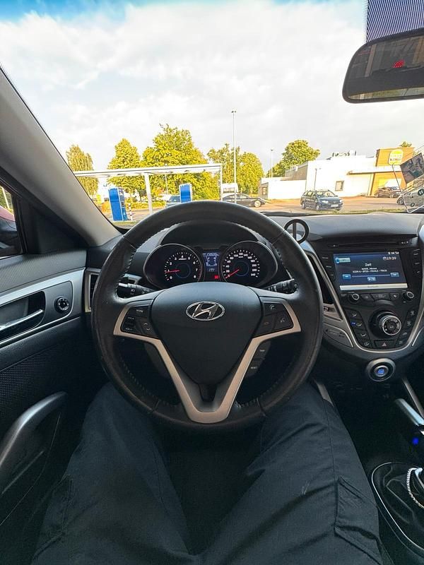Rot Gebraucht 2011 Hyundai Veloster Kleinwagen | 6.500 € (Fairer Preis) - Bild 1/4
