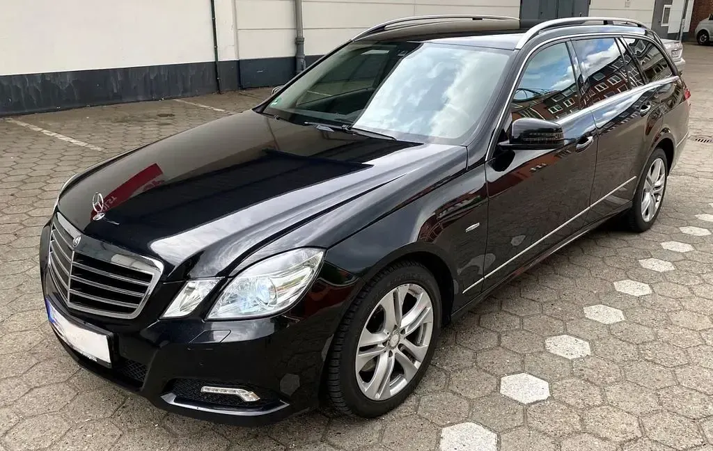 Gebraucht Mercedes E300 204 PS (150 kW) 2010 Schwarz Limousine