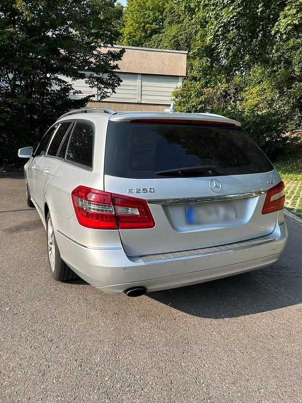 Gebraucht Mercedes E250 204 PS (150 kW) 2011 Silber Kombi