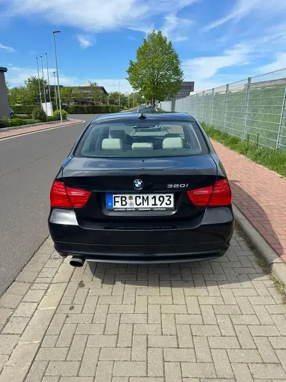 Gebraucht BMW 320 170 PS (125 kW) 2010 Schwarz Limousine