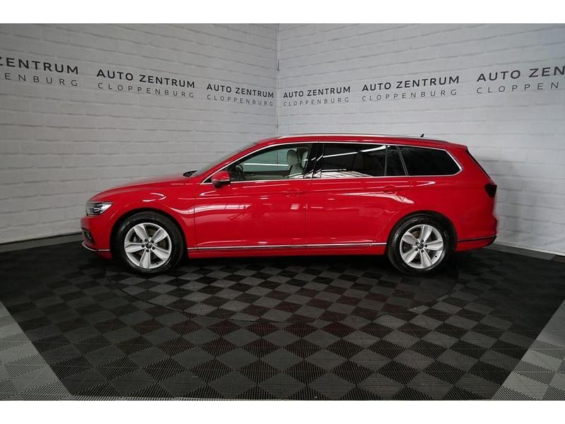 Gebraucht VW Passat Elegance 150 PS (110 kW) 2022 Rot Kombi