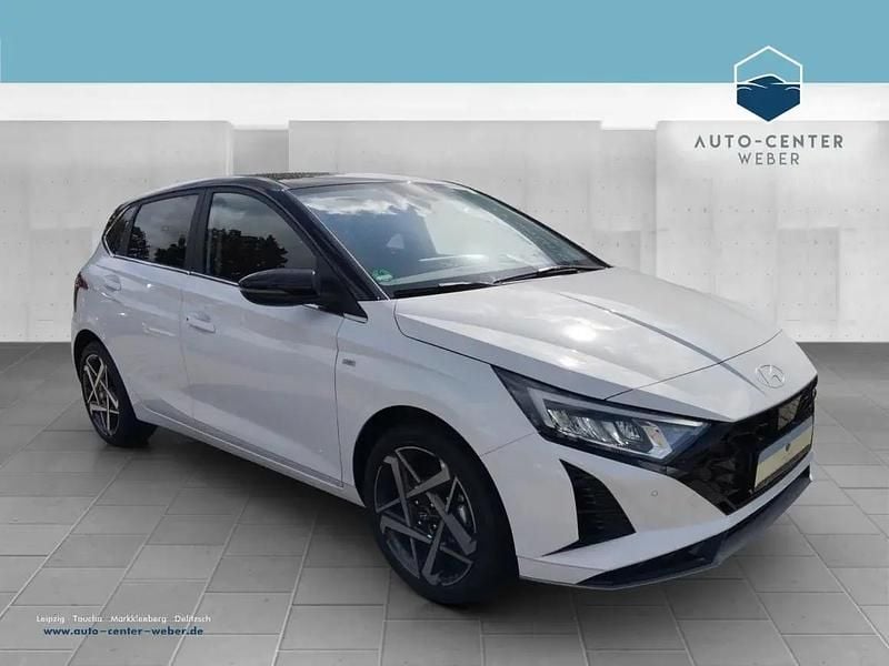 Atlas white/ phantom black Gebraucht 2024 Hyundai i20 Prime Kleinwagen | 19.490 € (Guter Preis) - Bild 1/1