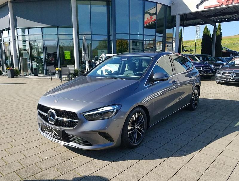 Metalliclack mountaingrau Gebraucht 2024 Mercedes B200 Van / Kleinbus | 32.555 € (Fairer Preis) - Bild 1/4