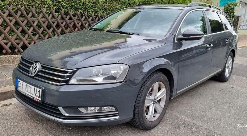 Grau Gebraucht 2012 VW Passat Comfortline Limousine | 4.599 € (Guter Preis) - Bild 1/4