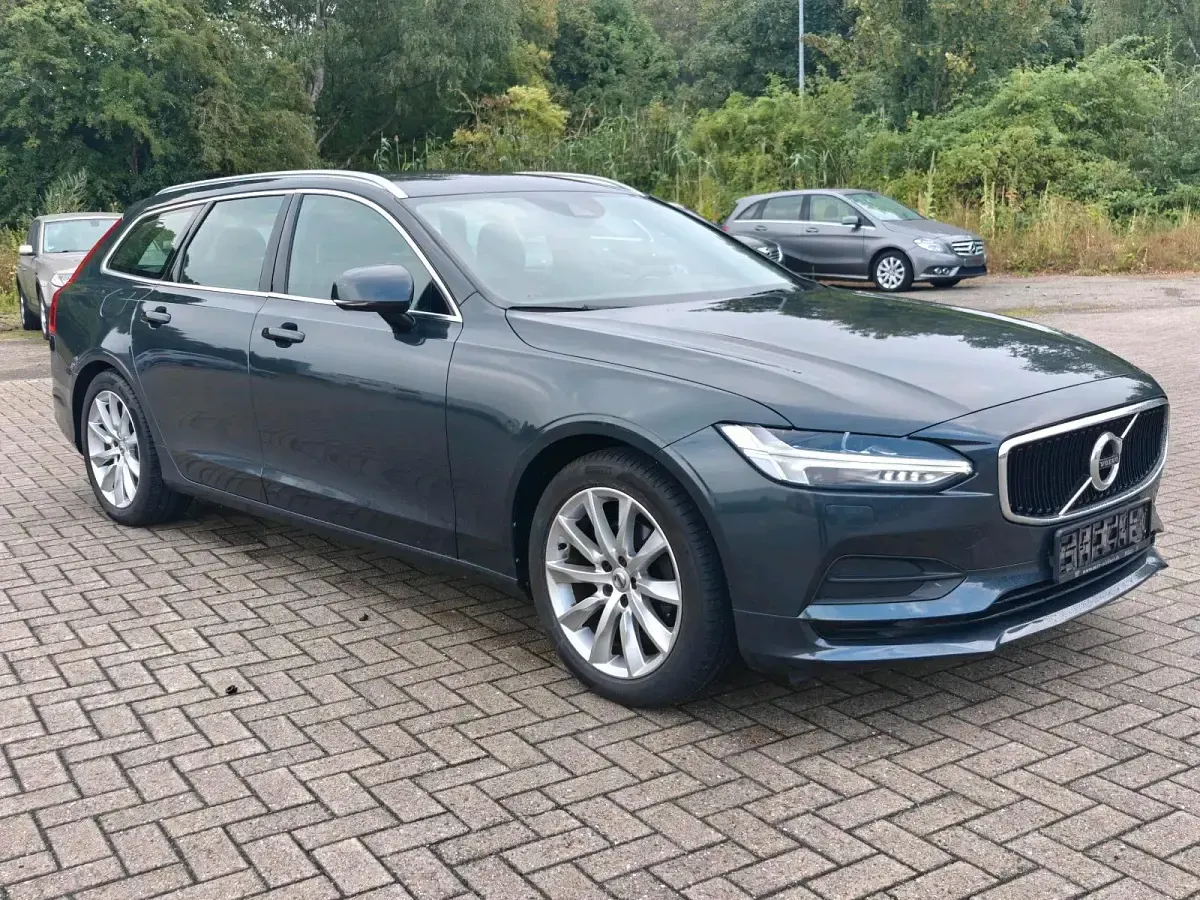 Gebraucht Volvo V90 Momentum 150 PS (110 kW) 2018 Blau Kombi