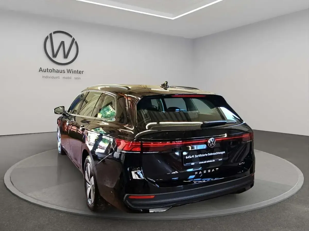 Gebraucht VW Passat 150 PS (110 kW) 2024 Grenalldischwarz met. Kombi