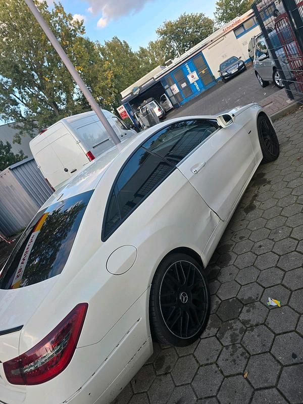 Weiß Gebraucht 2009 Mercedes E250 Coupé | 12.500 € (Etwas zu teuer) - Bild 1/4