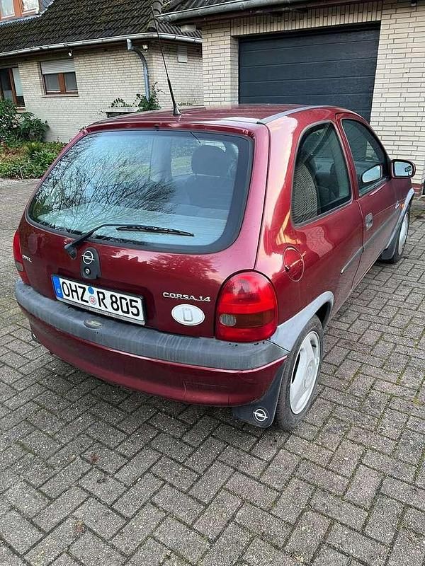 Usata Opel Corsa 54 CV (39 kW) 1997 Rosso Utilitaria