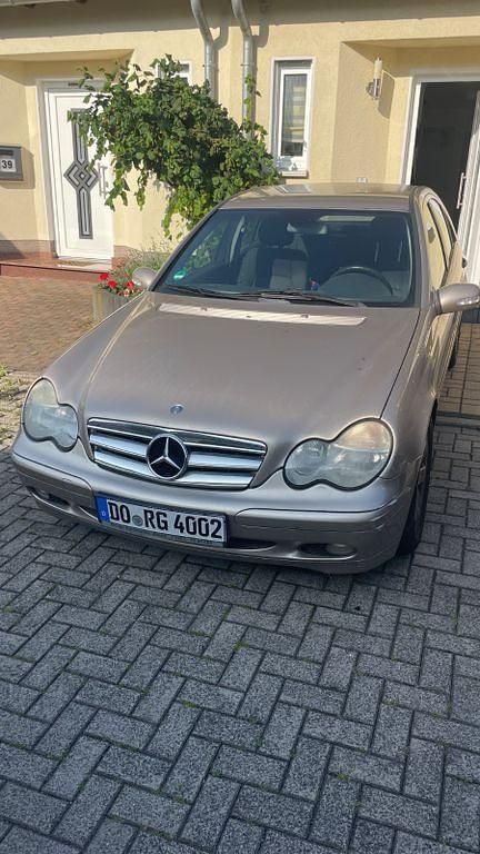Beige Gebraucht 2002 Mercedes C200 Classic Limousine | 1.650 € (Guter Preis) - Bild 1/3