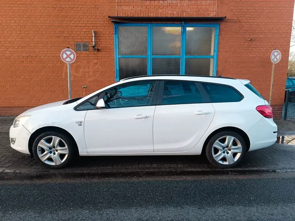 Gebraucht Opel Astra 140 PS (102 kW) 2012 Weiß Kombi