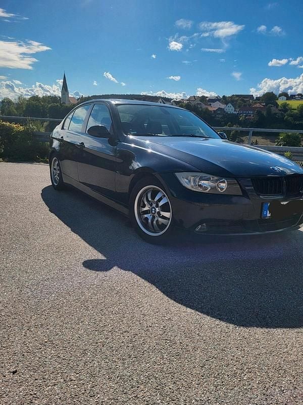 Blau Gebraucht 2006 BMW 320 Limousine | 3.500 € (Guter Preis) - Bild 1/4