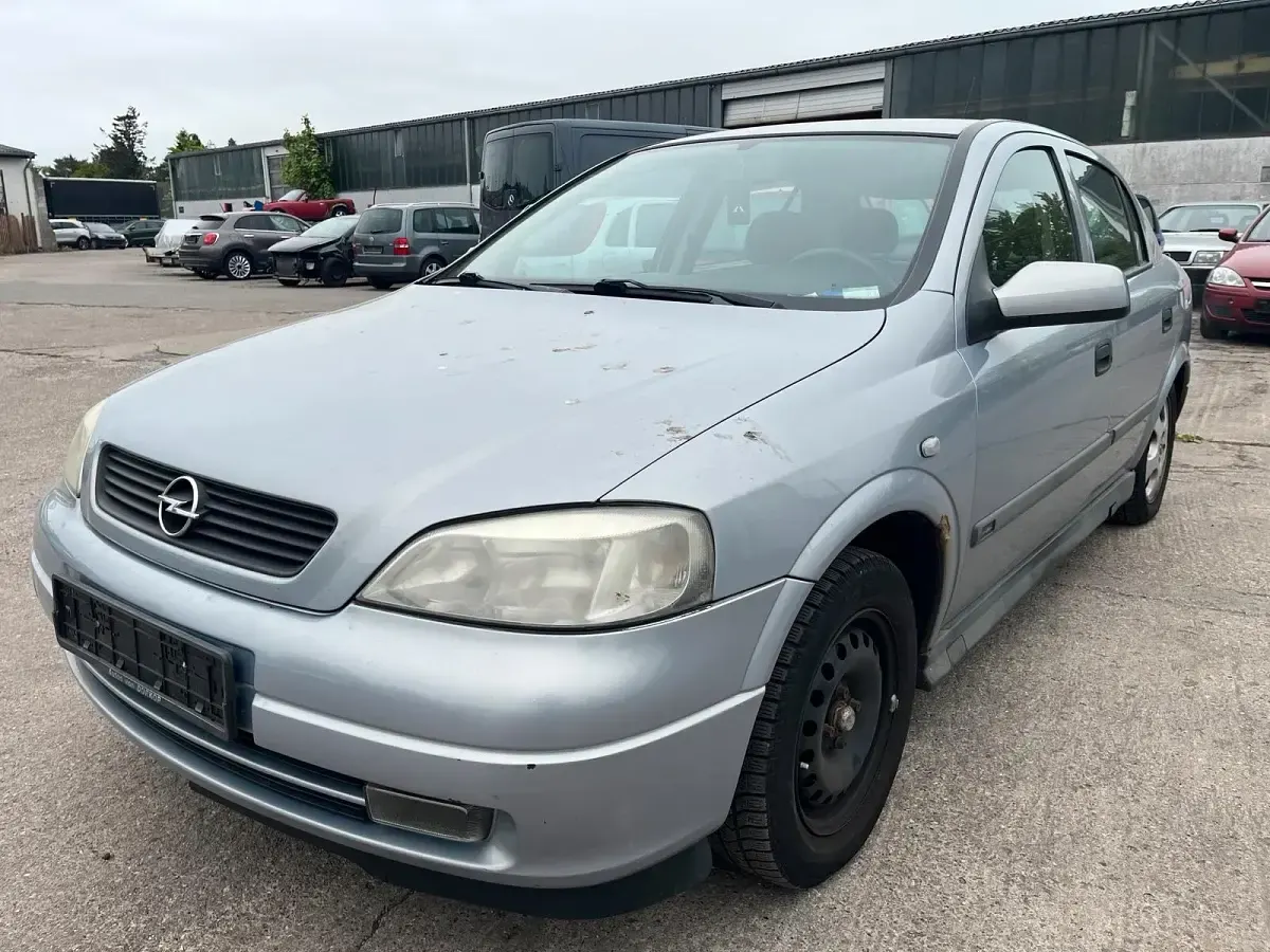 Używany Opel Astra 2000 Srebrny Sedan/Limuzyna