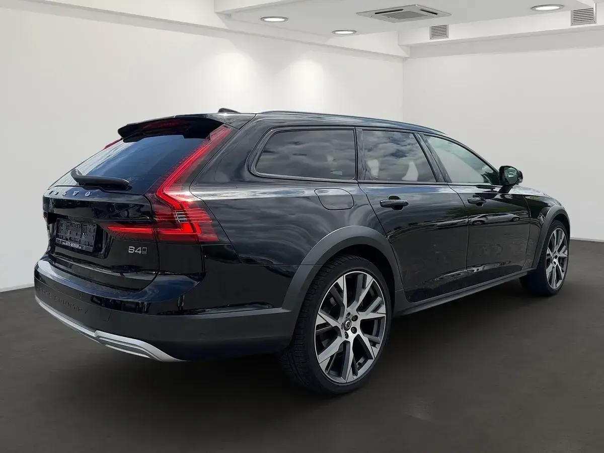 Gebraucht Volvo V90 CC Plus 197 PS (144 kW) 2023 Schwarz metallic Kombi