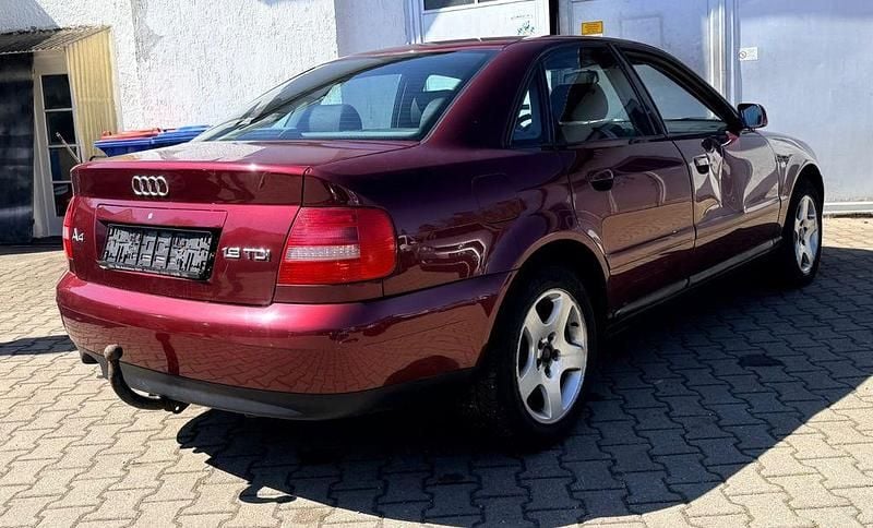 Second-hand Audi A4 90 CP (66 kW) 2000 Roșu Berlinǎ