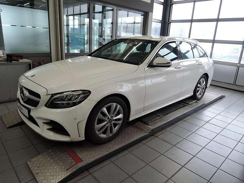 Gebraucht Mercedes C300 AMG 258 PS (189 kW) 2019 Unilack polarweiß Kombi