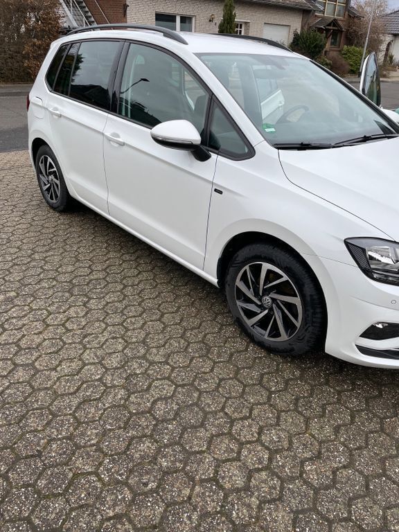 Weiß Gebraucht 2018 VW Golf Sportsvan Join Van / Kleinbus | 15.600 € (Guter Preis) - Bild 1/4