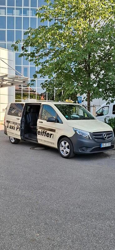 Grau Gebraucht 2022 Mercedes Vito Van / Kleinbus | 38.500 € (Teuer) - Bild 1/4