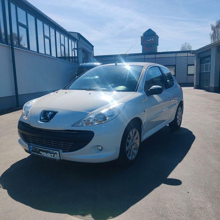 Gebraucht Peugeot 206 75 PS (55 kW) 2010 Weiß Limousine