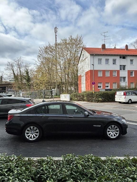 Gebraucht BMW 740 313 PS (230 kW) 2013 Grau Limousine