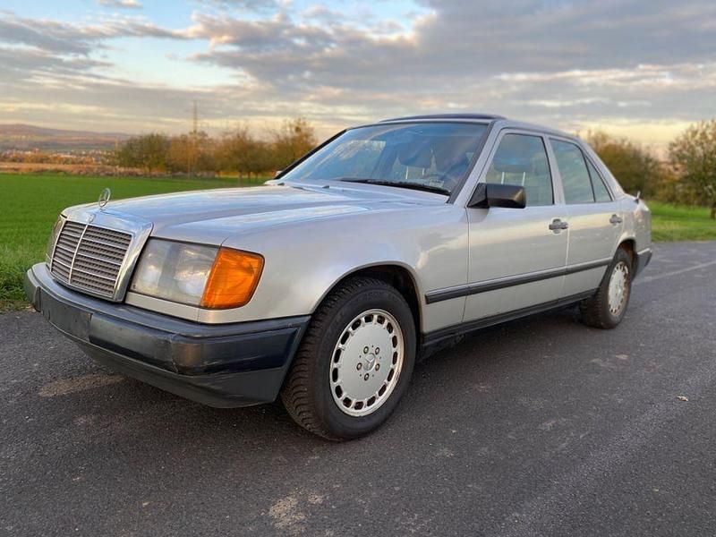 Silber Gebraucht 1989 Mercedes 250 Limousine | 5.399 € - Bild 1/4