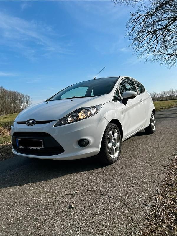 Gebraucht Ford Fiesta 60 PS (44 kW) 2010 Weiß Kleinwagen