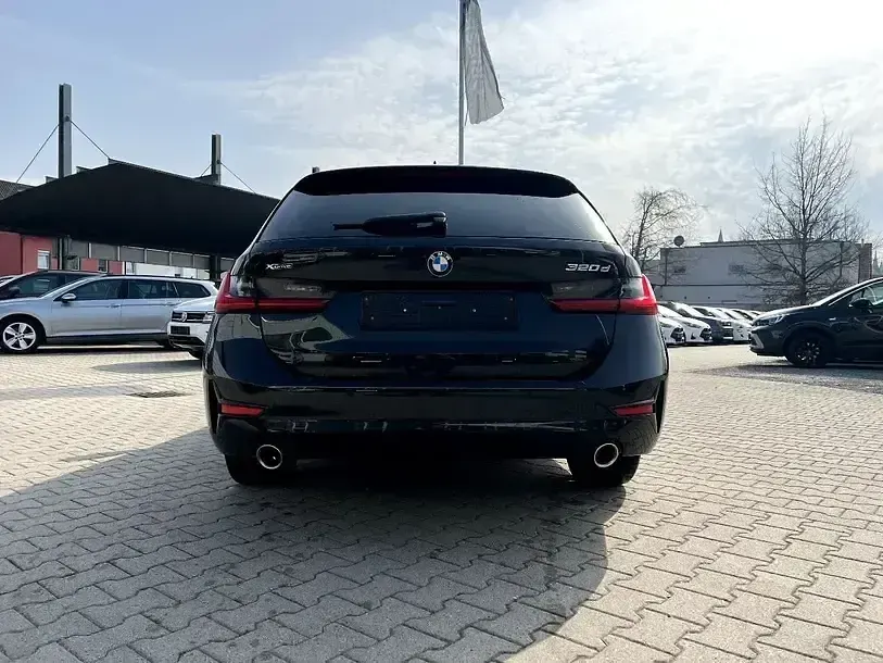 Gebraucht BMW 320 Advantage 190 PS (139 kW) 2020 Black sapphire (metallic) Kombi