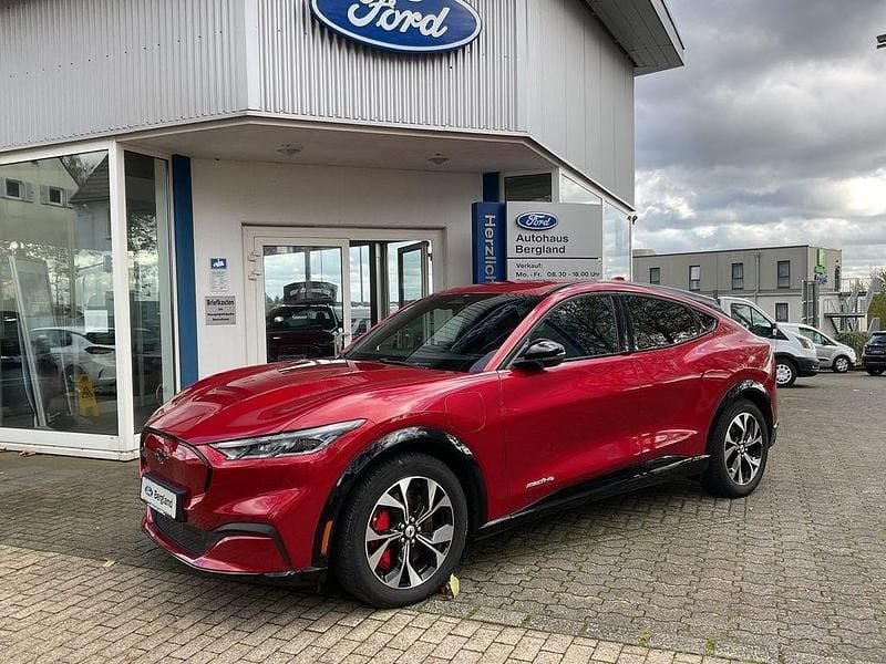 Lucidrot metallic rot Gebraucht 2022 Ford Mustang Mach-E SUV | 30.900 € (Superpreis) - Bild 1/4