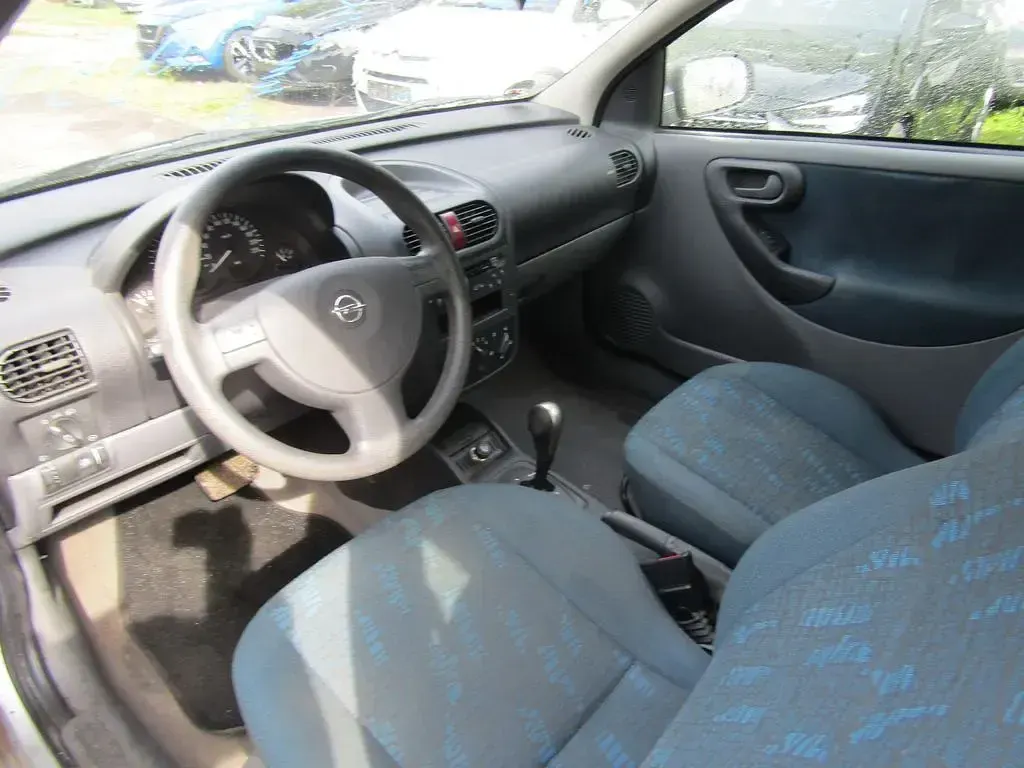 Używany Opel Corsa 75 KM (55 kW) 2000 Srebrny Sedan/Limuzyna