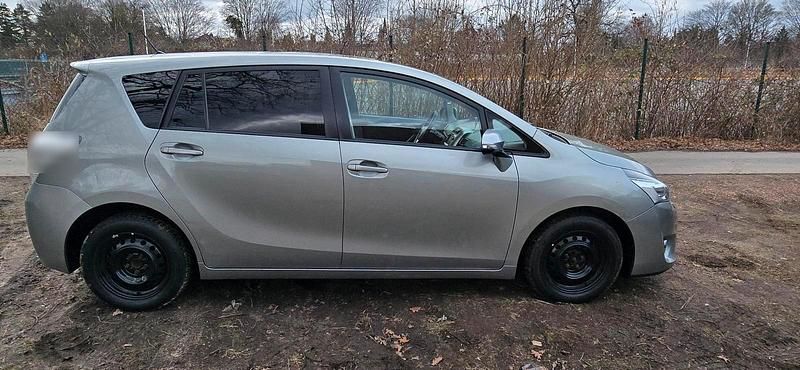 Gebraucht Toyota Verso 124 PS (91 kW) 2013 Grau Van / Kleinbus