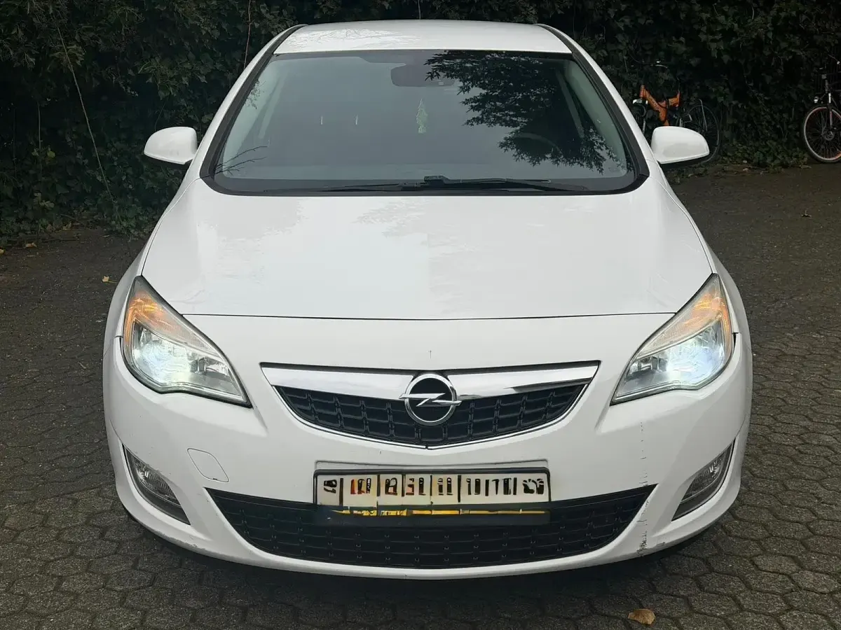 Gebraucht Opel Astra 101 PS (74 kW) 2010 Weiß Kleinwagen