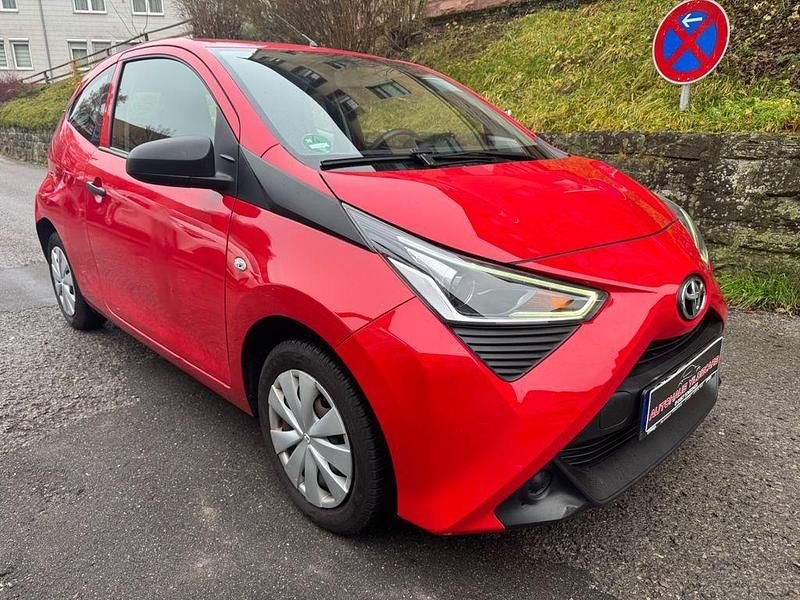 Gebraucht Toyota Aygo 72 PS (52 kW) 2018 Rot Kleinwagen