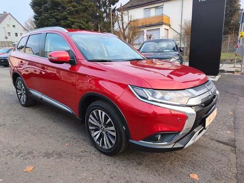 Gebraucht Mitsubishi Outlander Edition+ 150 PS (110 kW) 2018 Rot SUV