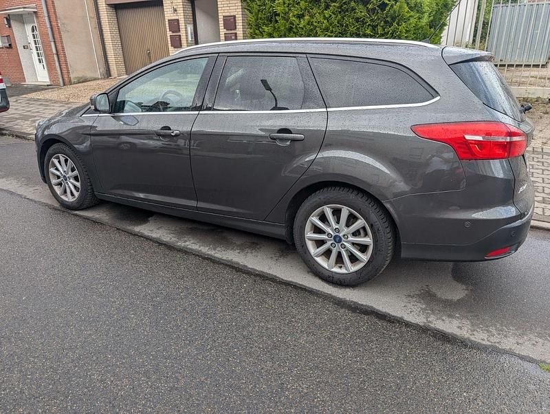 Gebraucht Ford Focus Titanium 120 PS (88 kW) 2015 Grau Kombi