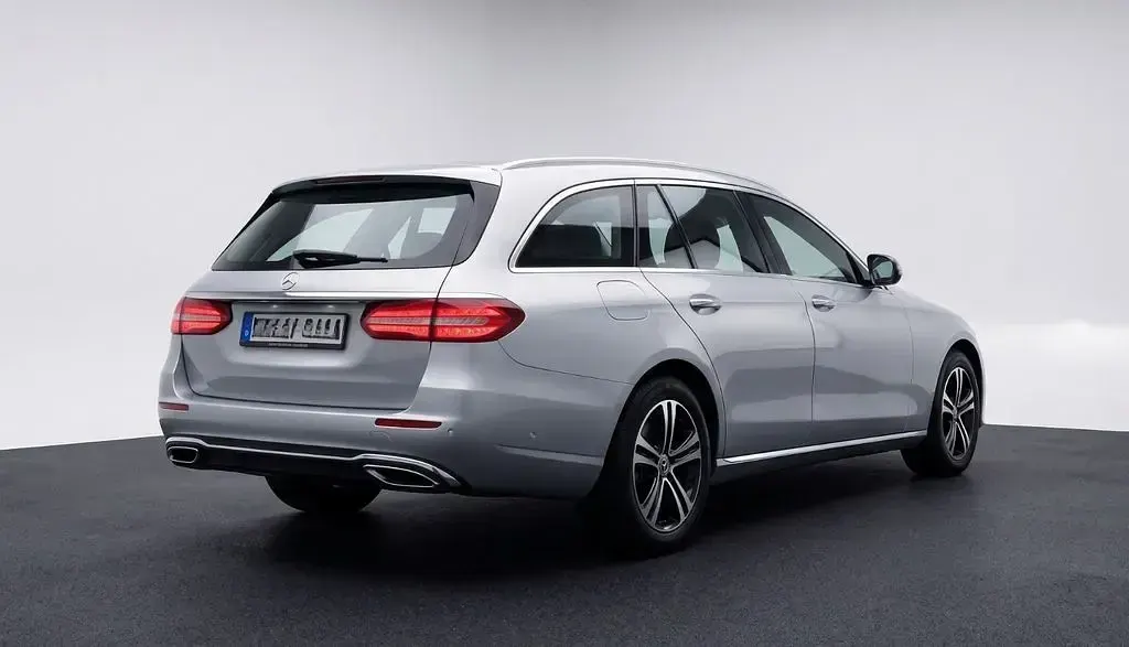Gebraucht Mercedes E220 194 PS (142 kW) 2021 Silber Limousine