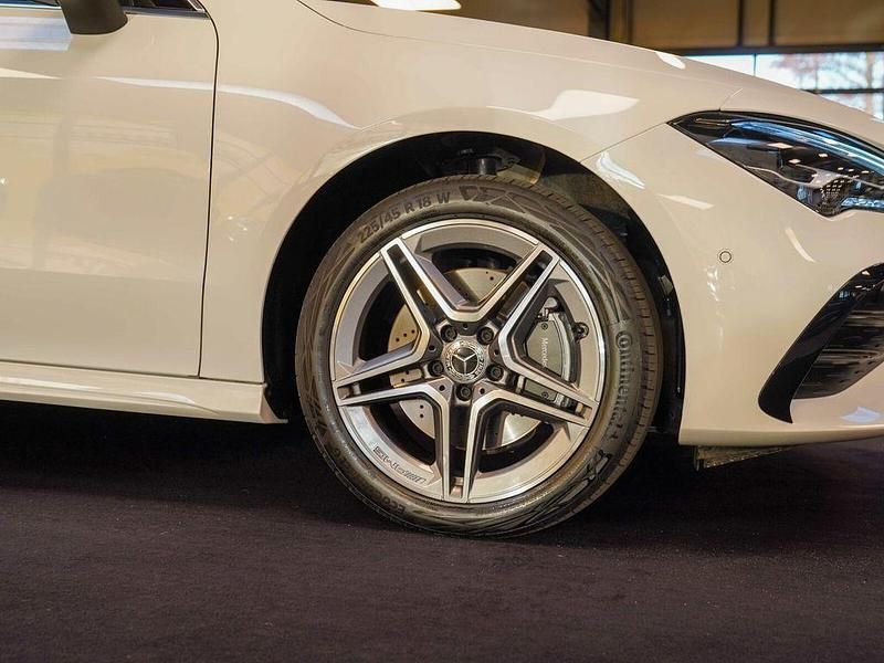 Gebraucht Mercedes CLA250e AMG line 163 PS (119 kW) 2024 Polarweiß Limousine