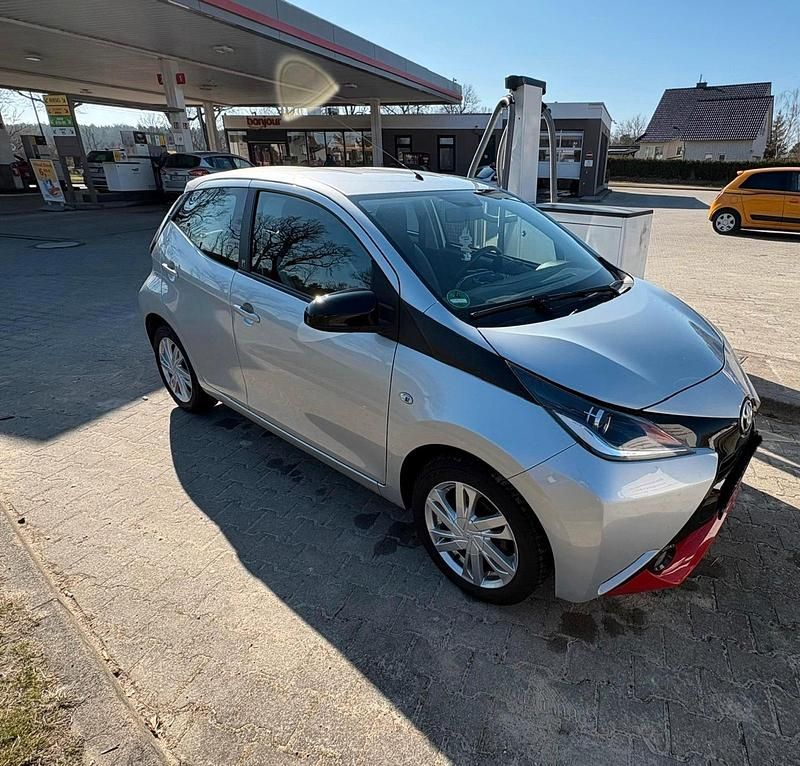 Gebraucht Toyota Aygo 69 PS (50 kW) 2018 Silber Kleinwagen