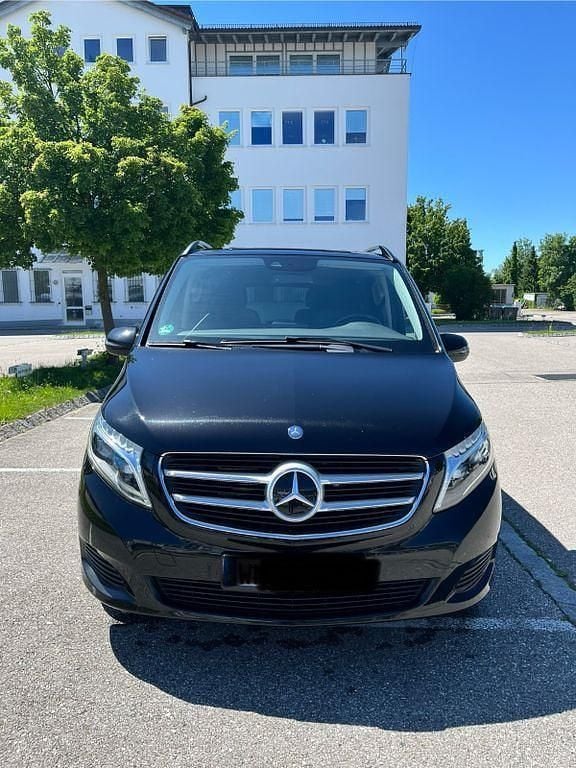 Schwarz Gebraucht 2017 Mercedes V220 Edition Van / Kleinbus | 34.000 € (Superpreis) - Bild 1/4