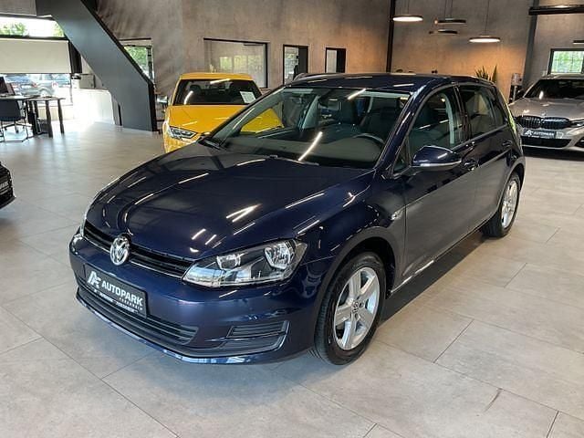 Blau Gebraucht 2015 VW Golf VII Comfortline Limousine | 7.480 € (Guter Preis) - Bild 1/4